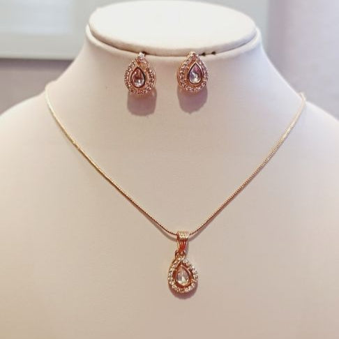 Gold Aarini Kundan Pendant Set