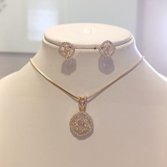 Gold Aarvi Diamond Pendant Set
