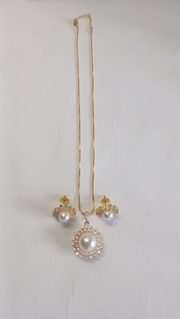 Gold Apeksha Diamond Pendant Set