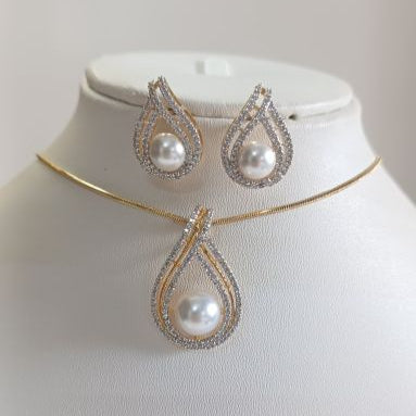 Gold Avneet Diamond Pendant Set