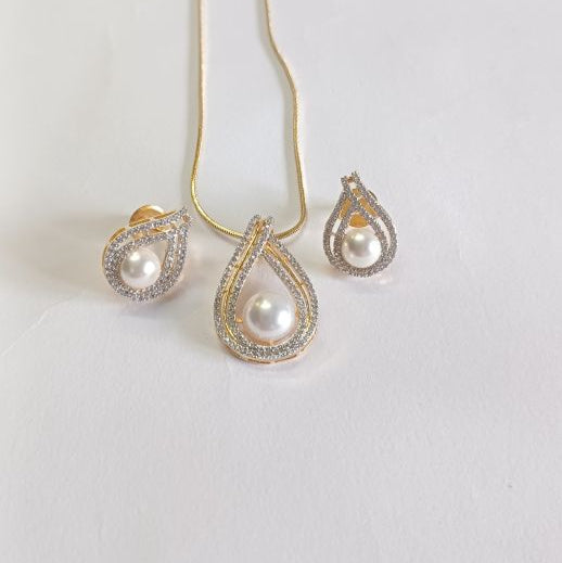Gold Avneet Diamond Pendant Set