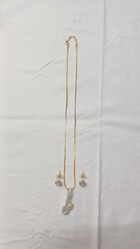 Gold Bharti Diamond Pendant Set