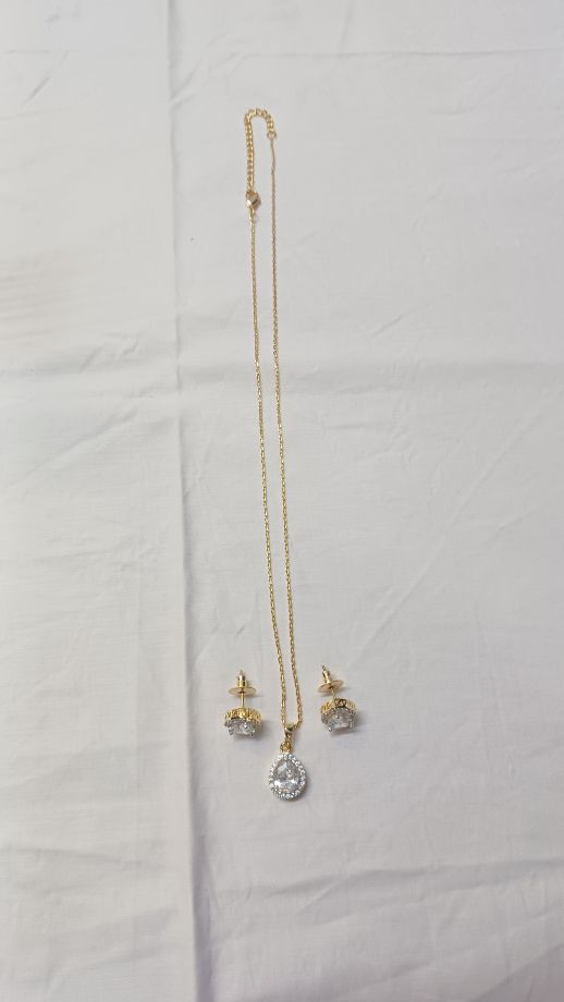 Gold Chakor Diamond Pendant Set