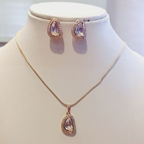 Gold Dea Kundan Pendant Set