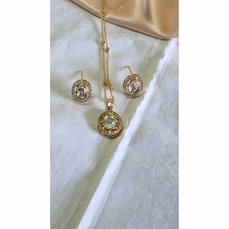 Gold Ditya Kundan Pendant Set