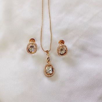 Kundan Gagtita Pendant Set in Oval Shape with American Diamond Lining