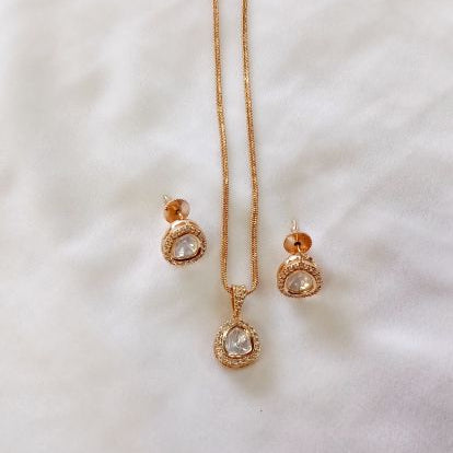 Gold Harinya Kundan Pendant Set