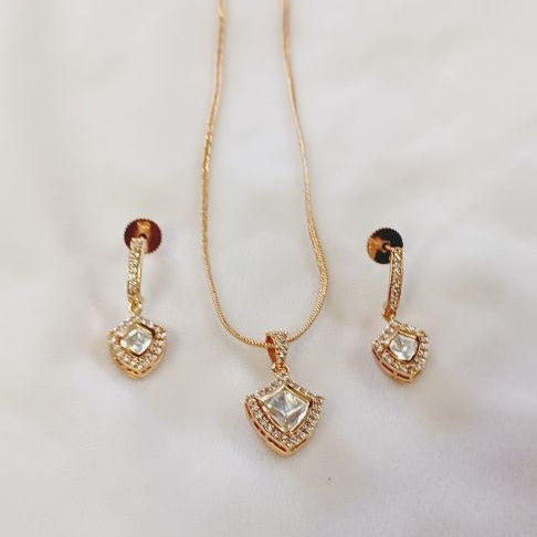 Gold Kalapi Kundan Pendant Set