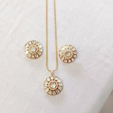 Kundan Nyari Pendant Set