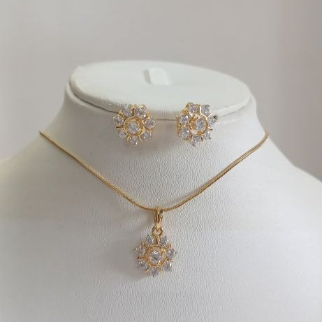 Gold South Flower Diamond Pendant Set