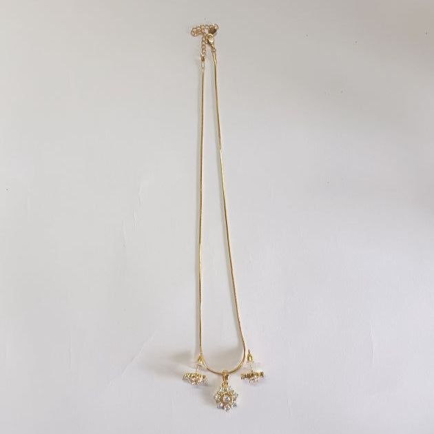 Gold South Flower Diamond Pendant Set