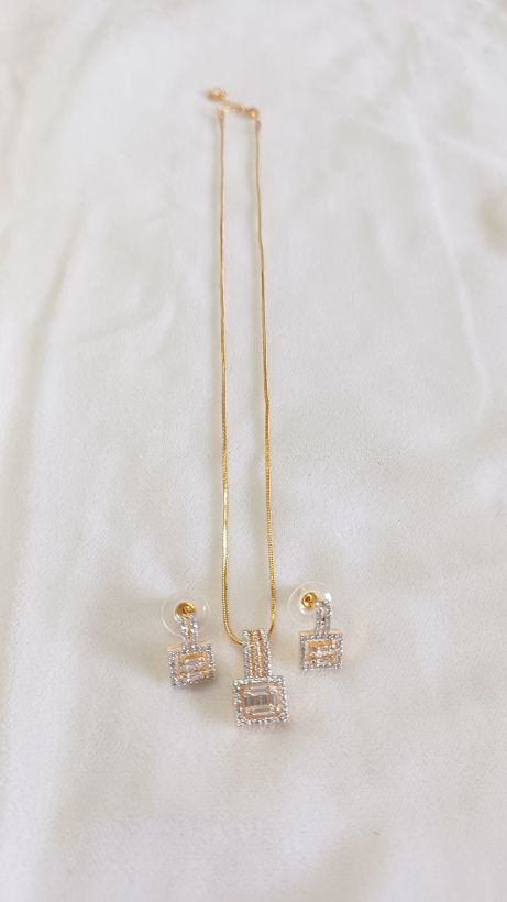 Gold Zinia Diamond Pendant Set