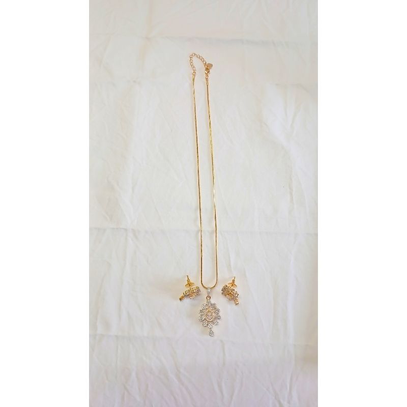 Gold Anyla Diamond Pendant Set