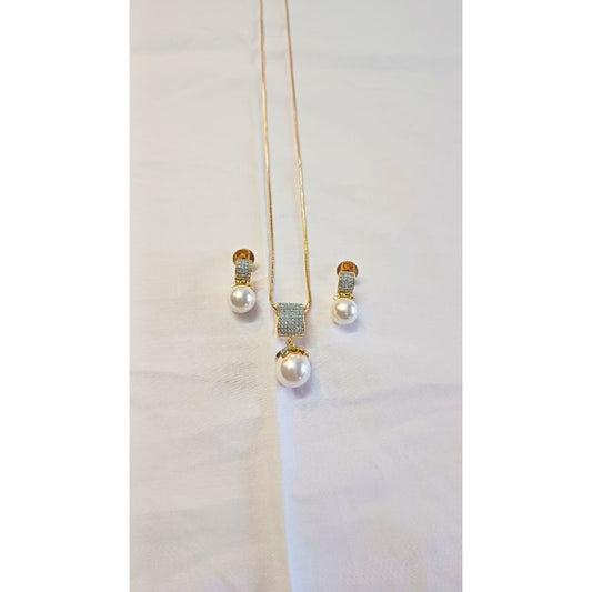 Gold Samora Diamond Pendant Set