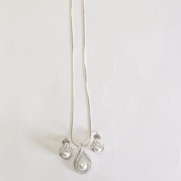 Silver Avneet Diamond Pendant Set