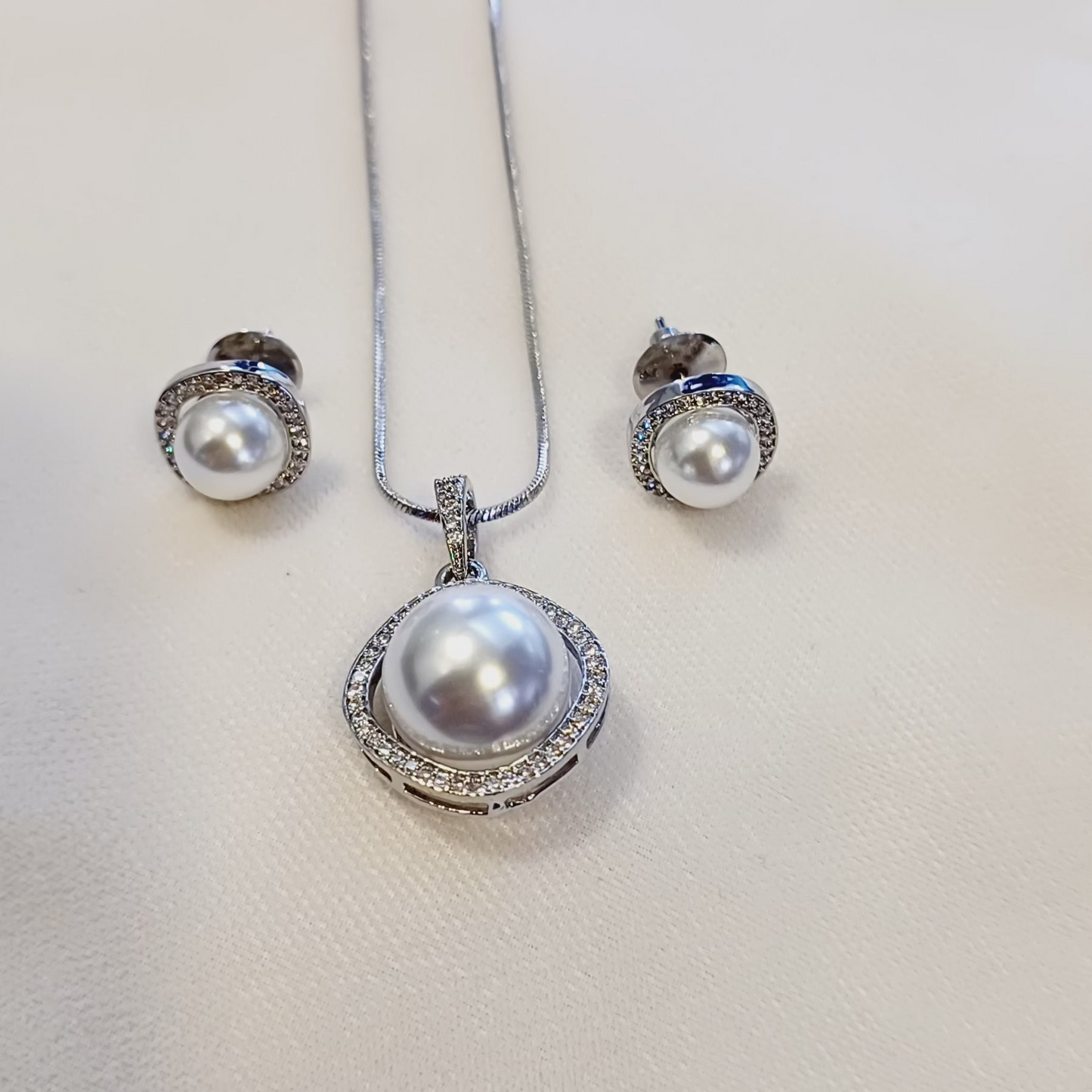 American Diamond Silver Vega Pendant Set with Pearl Detailing
