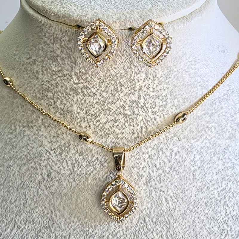 Gold Aadira Kundan Pendant Set