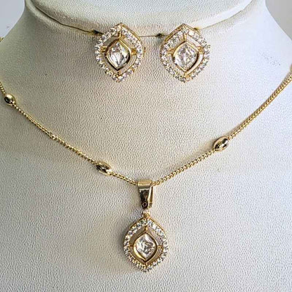 Gold Aadira Kundan Pendant Set