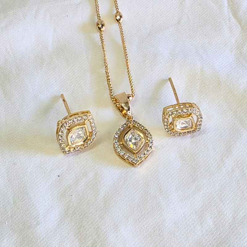 Gold Aadira Kundan Pendant Set