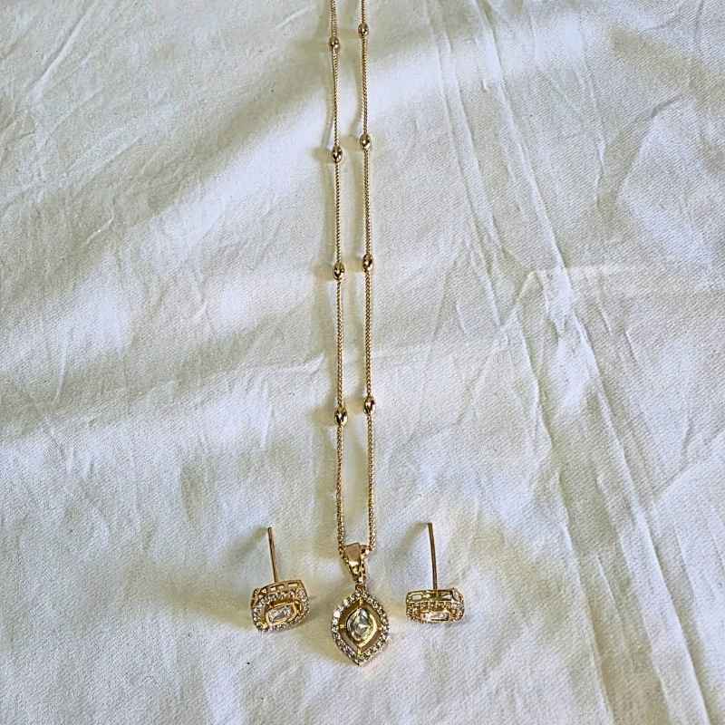 Gold Aadira Kundan Pendant Set