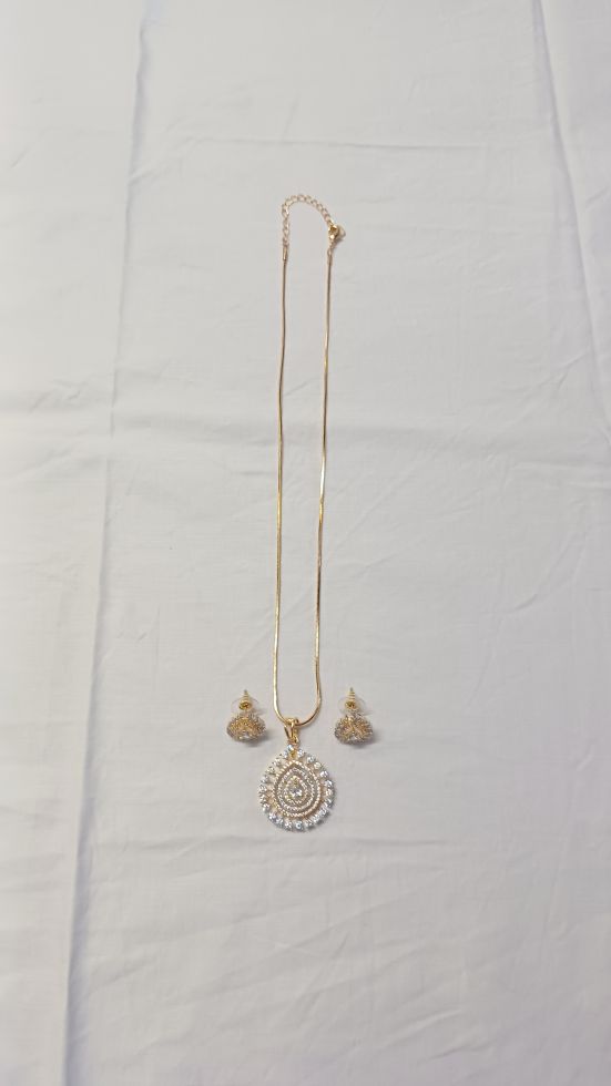 Gold Amra Diamond Pendant Set