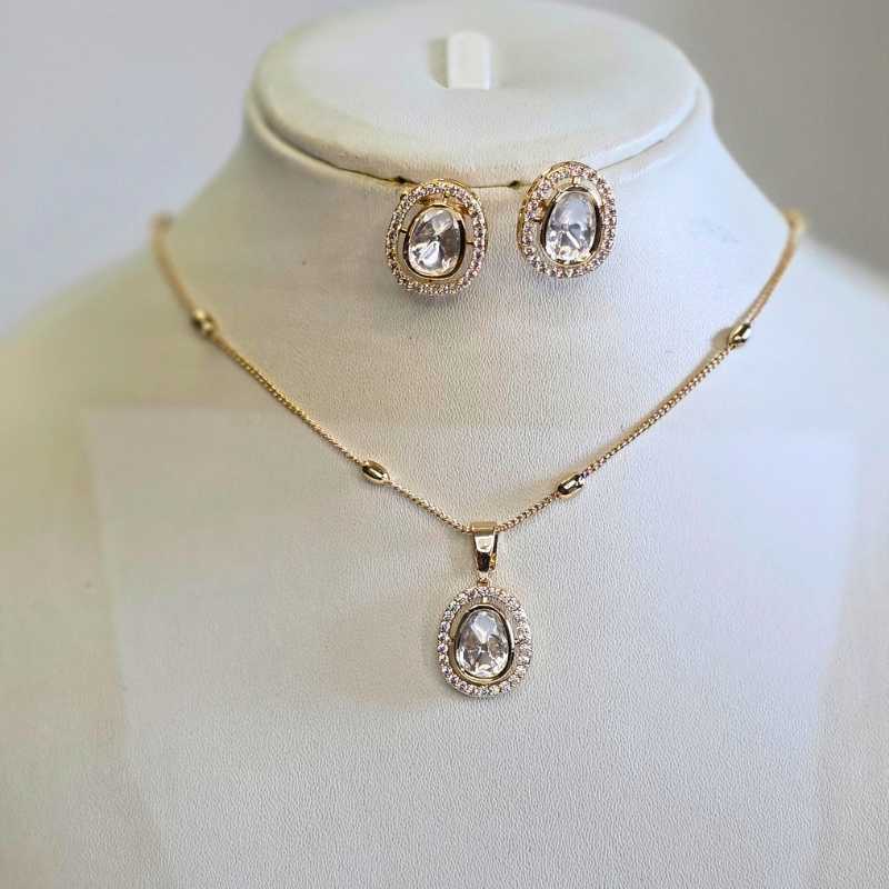 Gold Anisha Kundan Pendant Set