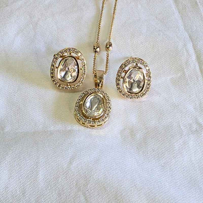 Gold Anisha Kundan Pendant Set