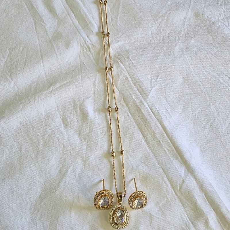 Gold Anisha Kundan Pendant Set