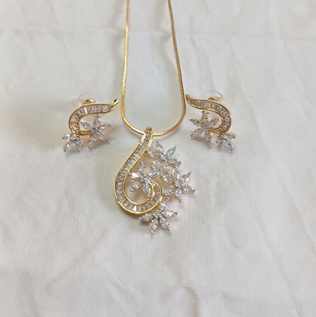 Gold Avika Diamond Pendant Set