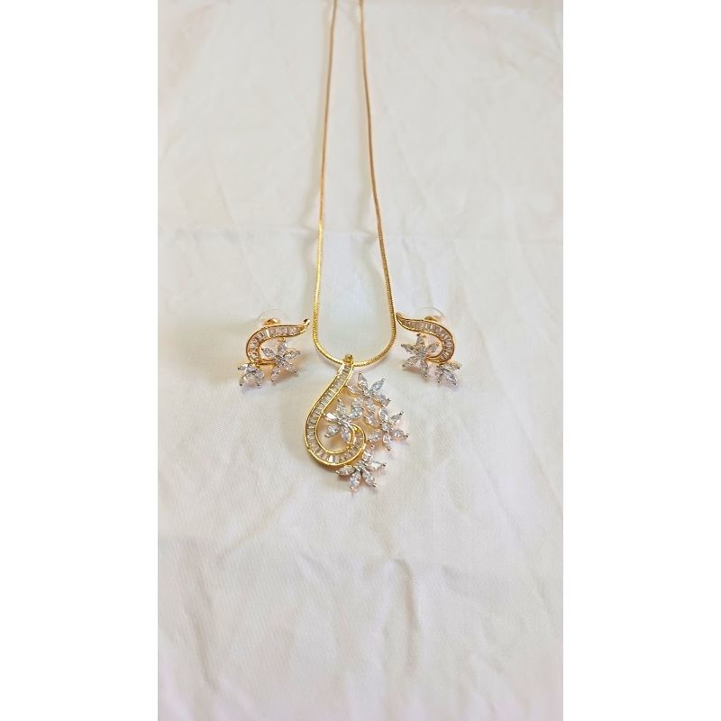 Gold Avika Diamond Pendant Set