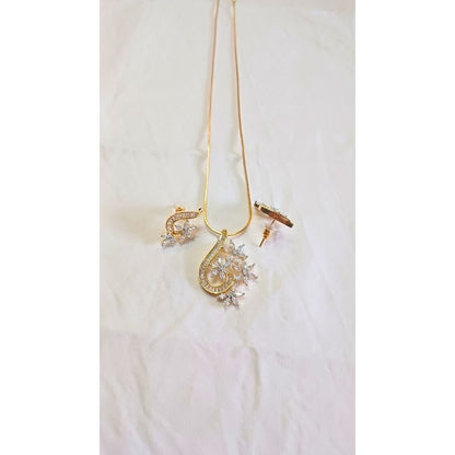 Gold Avika Diamond Pendant Set