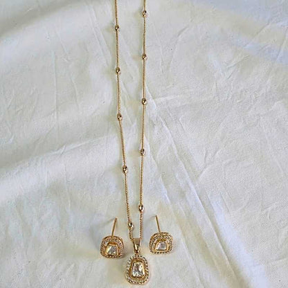 Gold Benisha Kundan Pendant Set