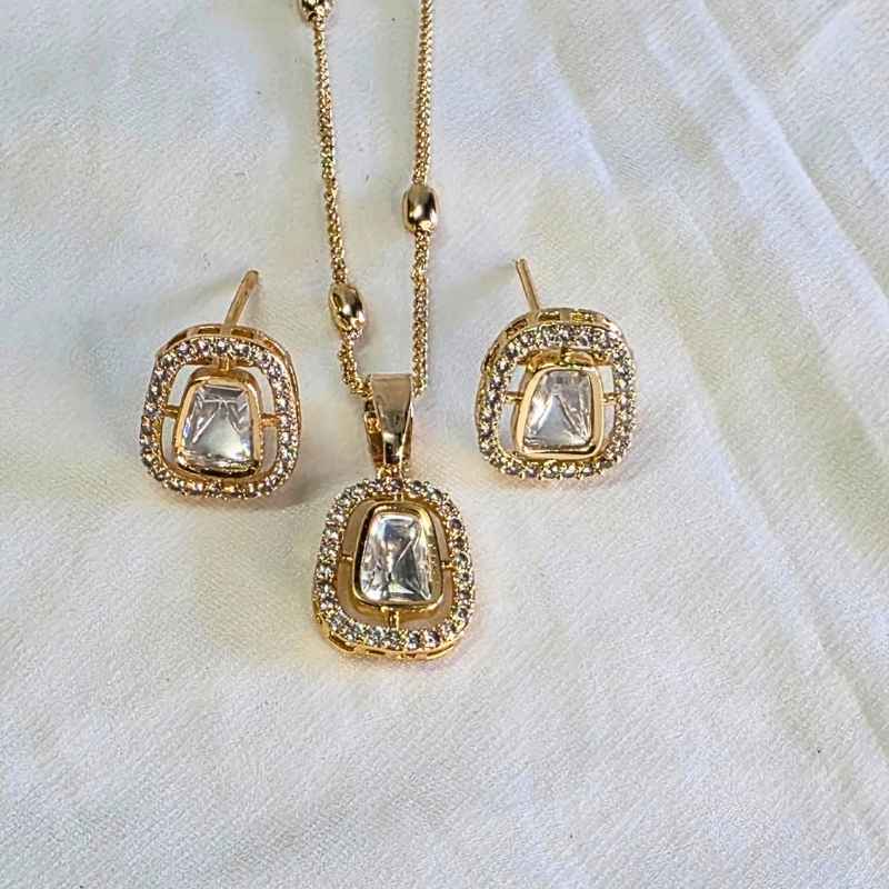 Gold Benisha Kundan Pendant Set