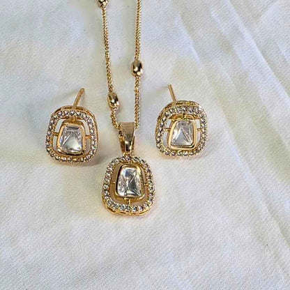 Gold Benisha Kundan Pendant Set