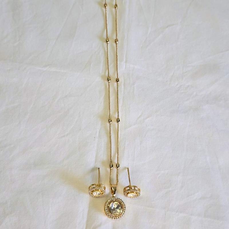 Gold Bri Kundan Pendant Set