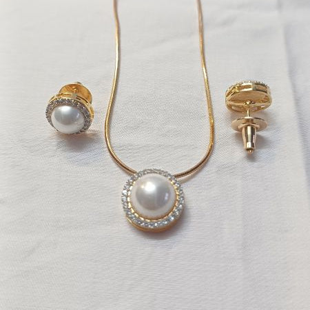 Gold Chandi Diamond Pendant Set