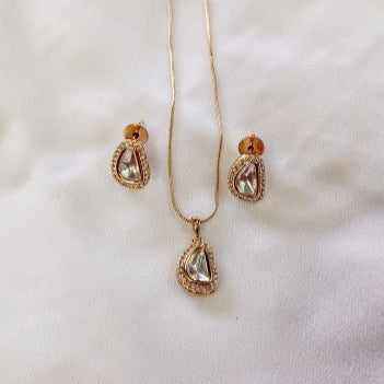 Kundan Dea Pendant Set with American Diamond Lining with similar Earrings