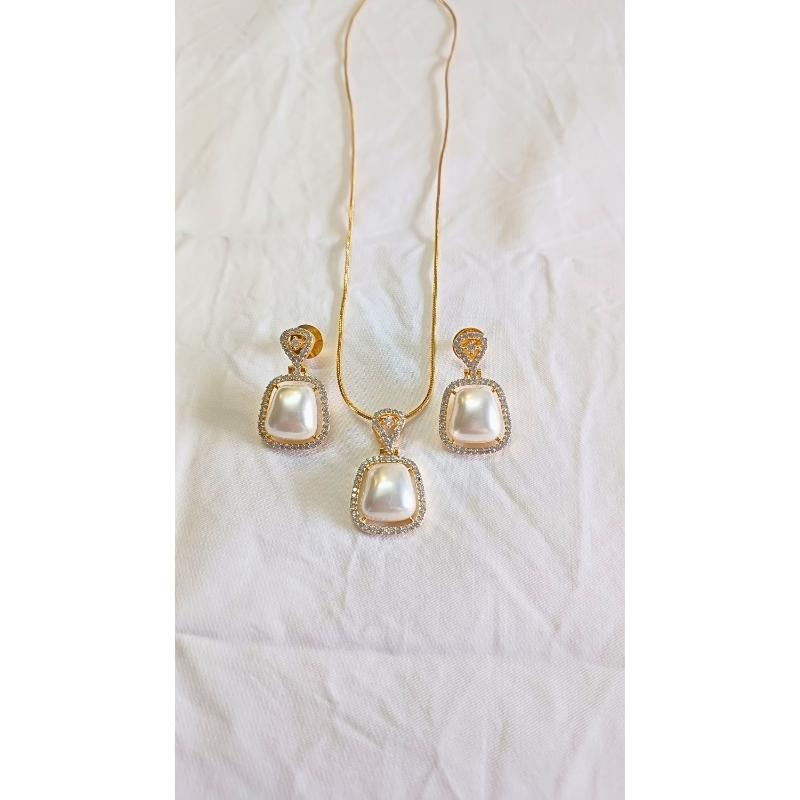 Gold Diva Diamond Pendant Set