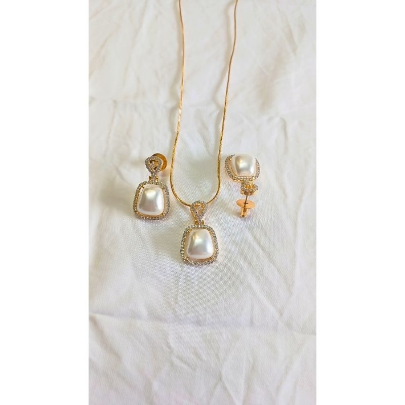 Gold Diva Diamond Pendant Set