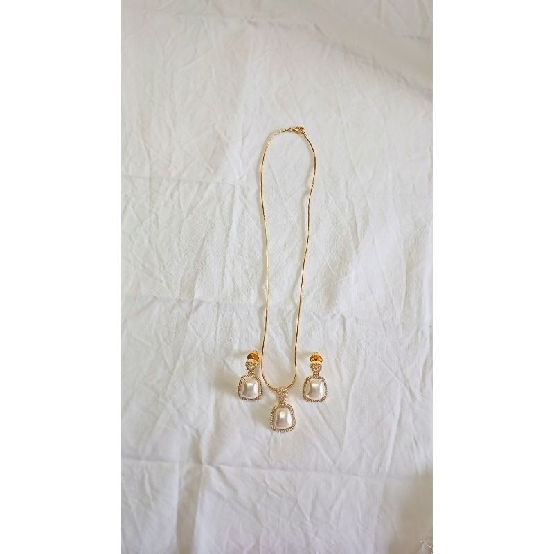 Gold Diva Diamond Pendant Set