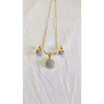 Gold Dyuti Diamond Pendant Set