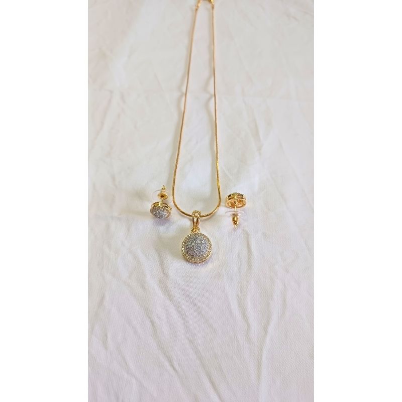 Gold Dyuti Diamond Pendant Set