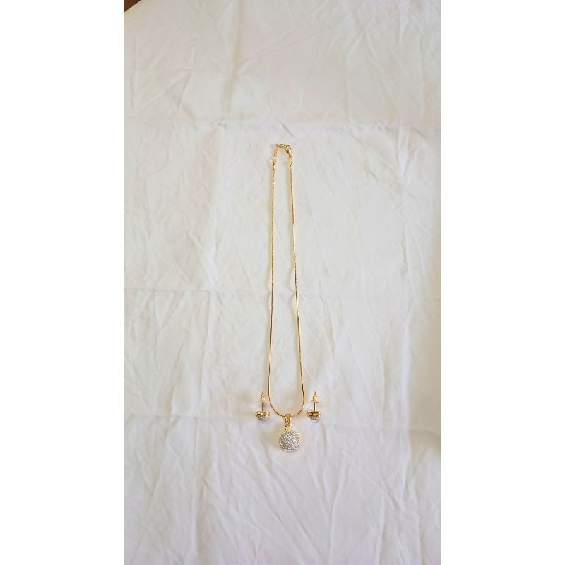 Gold Dyuti Diamond Pendant Set