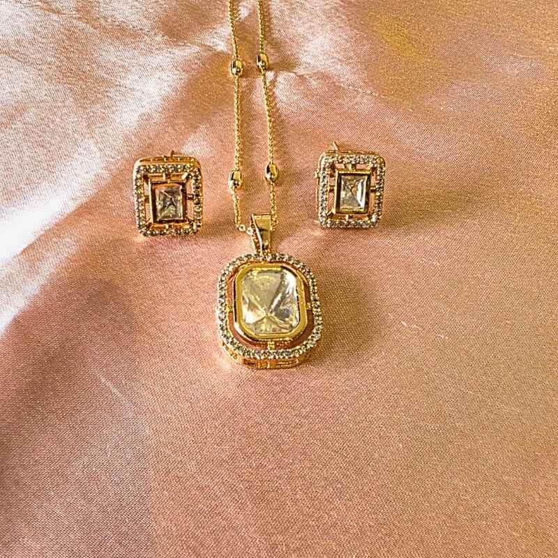 Gold Ekaja Kundan Pendant Set