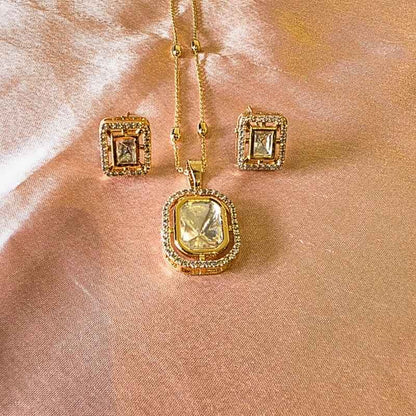 Gold Ekaja Kundan Pendant Set