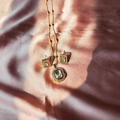 Gold Ekaja Kundan Pendant Set