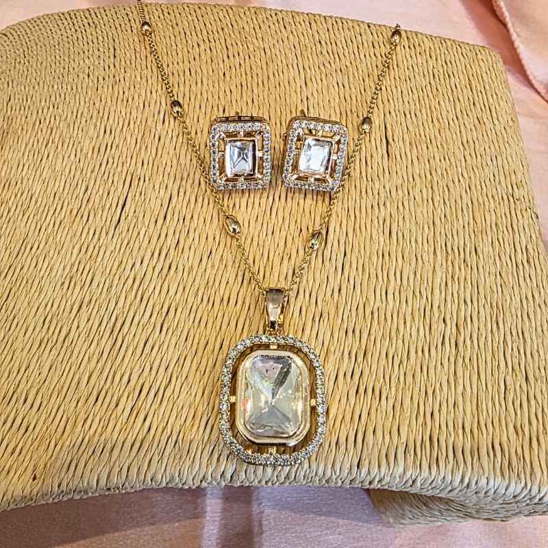 Gold Ekaja Kundan Pendant Set