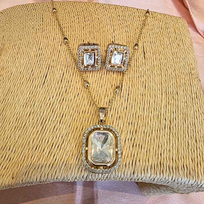 Gold Ekaja Kundan Pendant Set