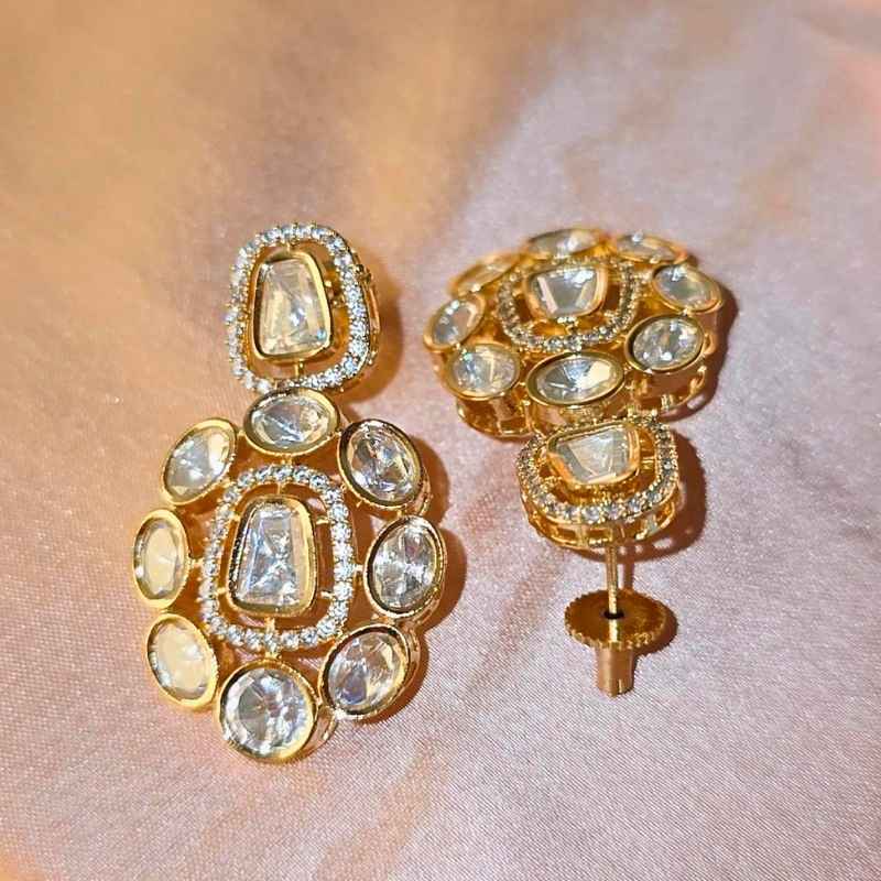 Gold Eshwari Kundan Dangler
