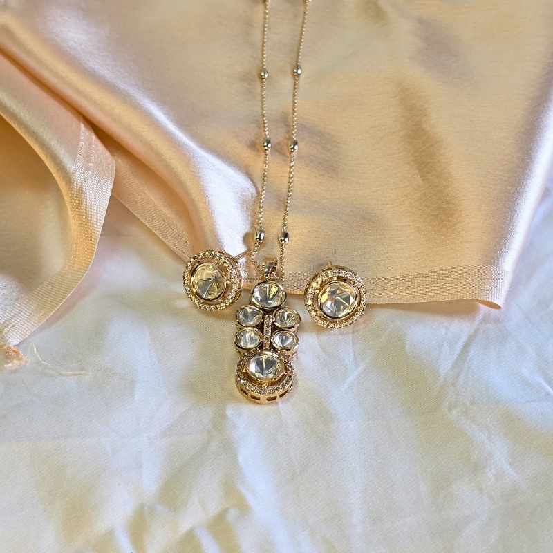 Gold Fey Kundan Pendant Set